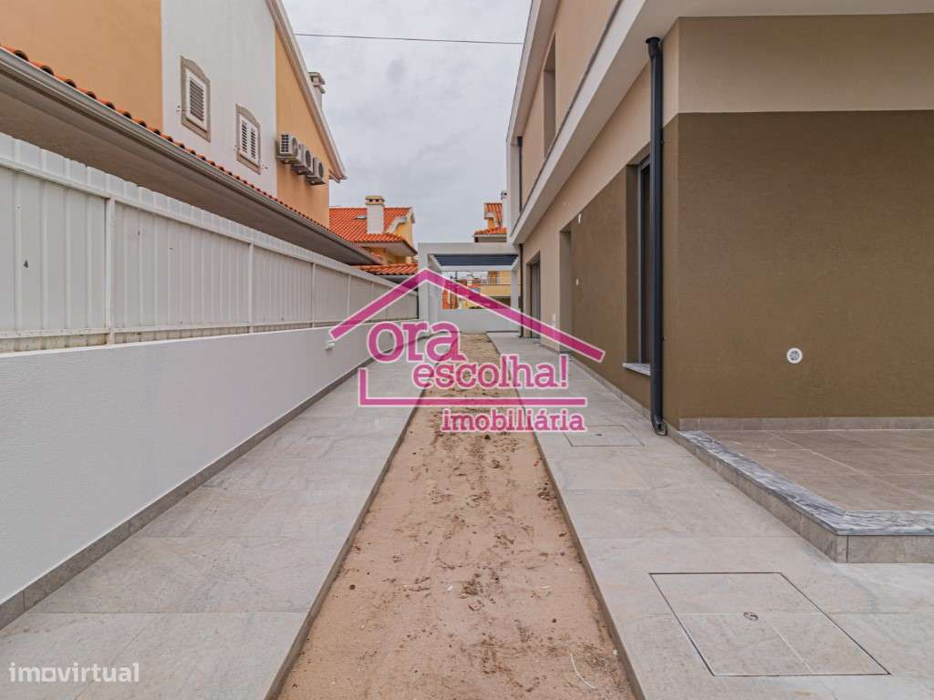 Moradia Geminada T4 NOVA com Garagem nos Redondos - Fernão Ferro!-7