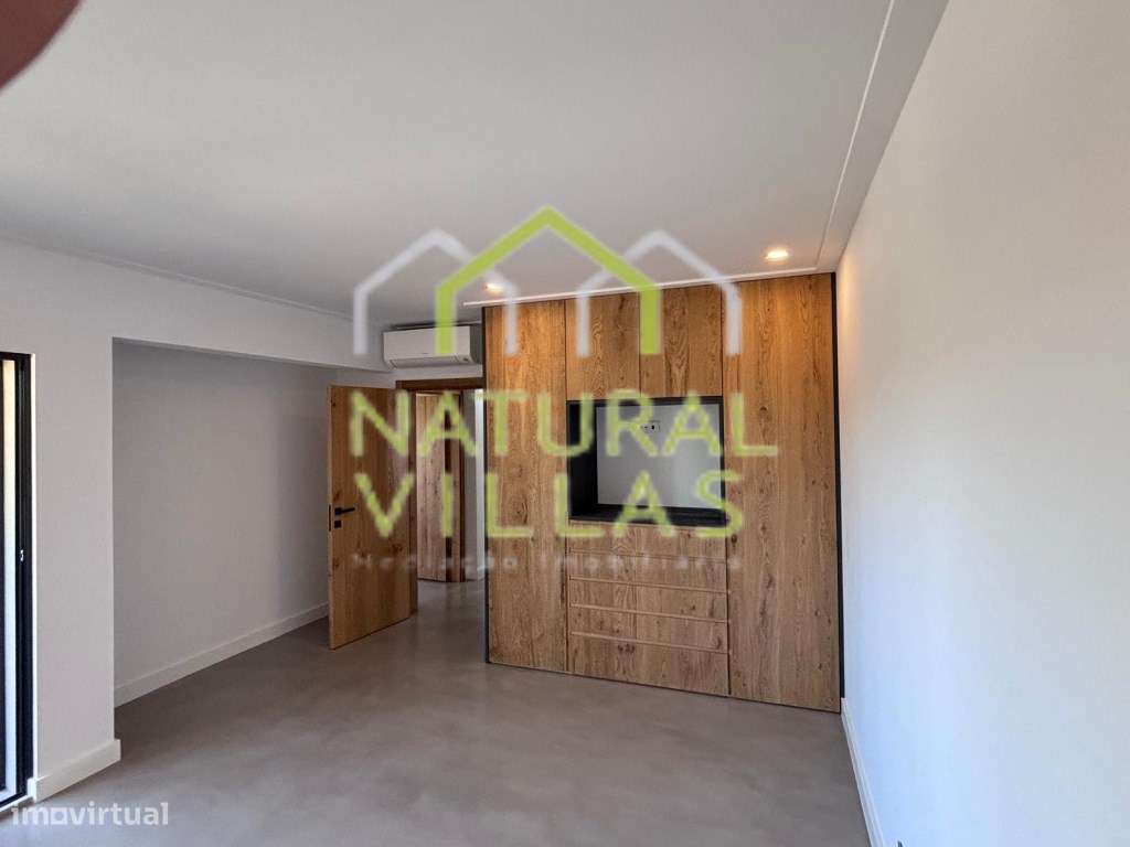 Moradia T5 com Piscina e Design Moderno em Fonte Santa-22