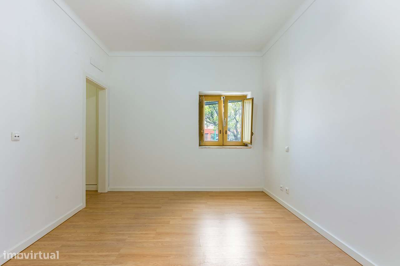 Moradia T4 Renovada | 3 Suites | Lote 900m2-10