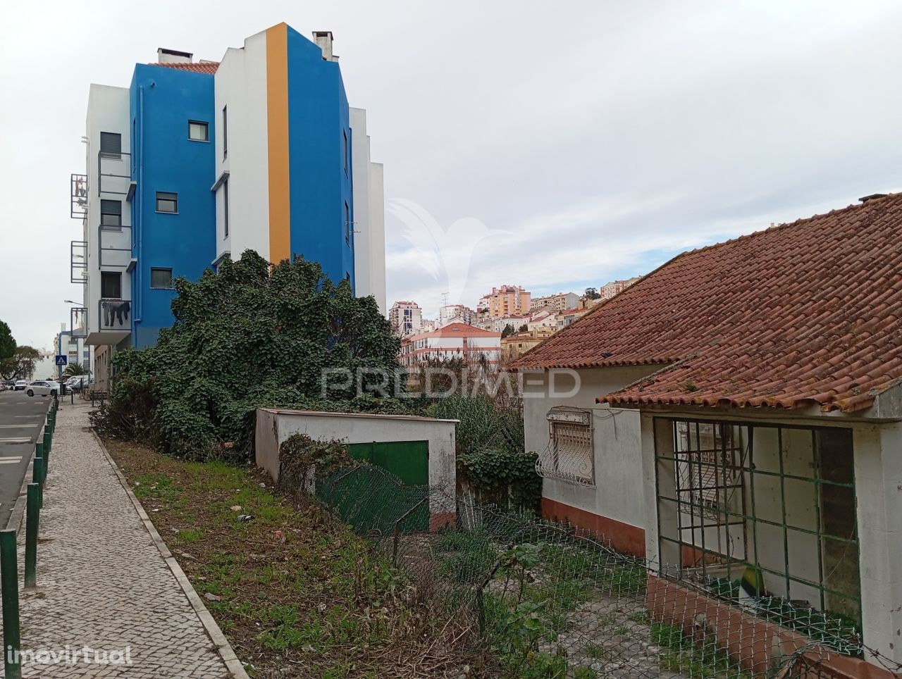 Terreno Urbano com 800m2 na Rua Abade Faria - Mem Martins