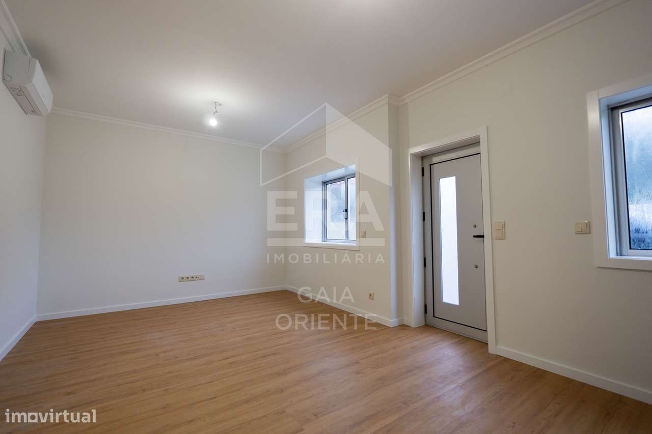 Moradia T3 Renovada junto à A1 nos Carvalhos-12