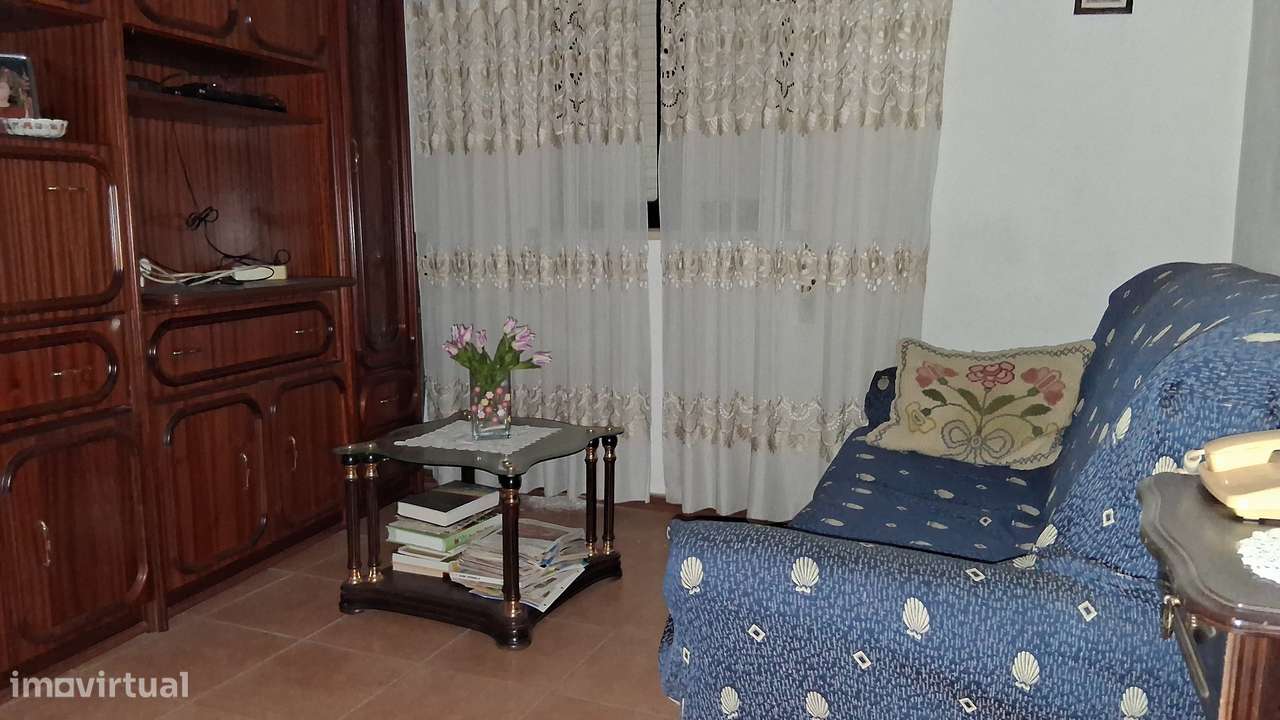 Moradia com Quintal, Garagem e Anexos no Coração de Coruche – Santarém-6