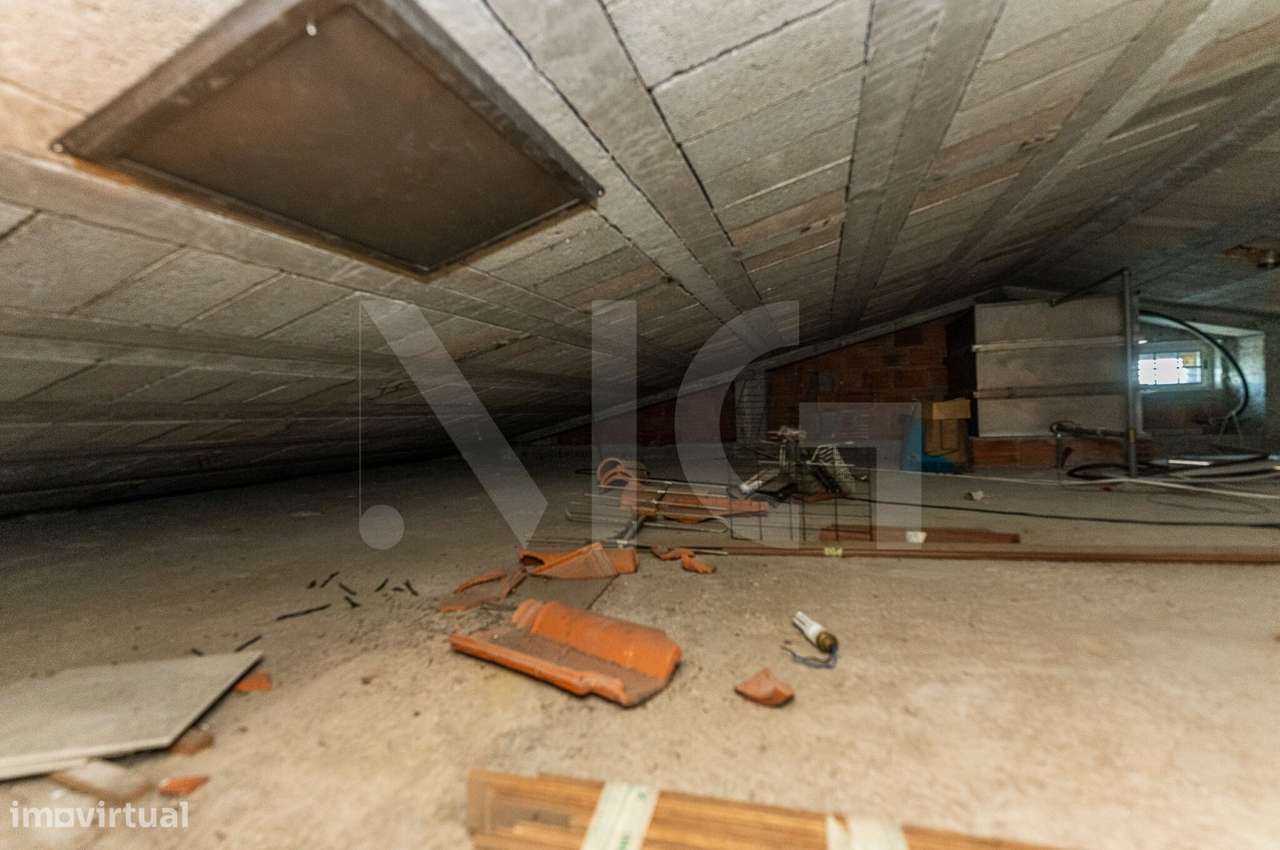 Moradia T4 com pátio, jardim e garagem em Covelas - Trofa-39