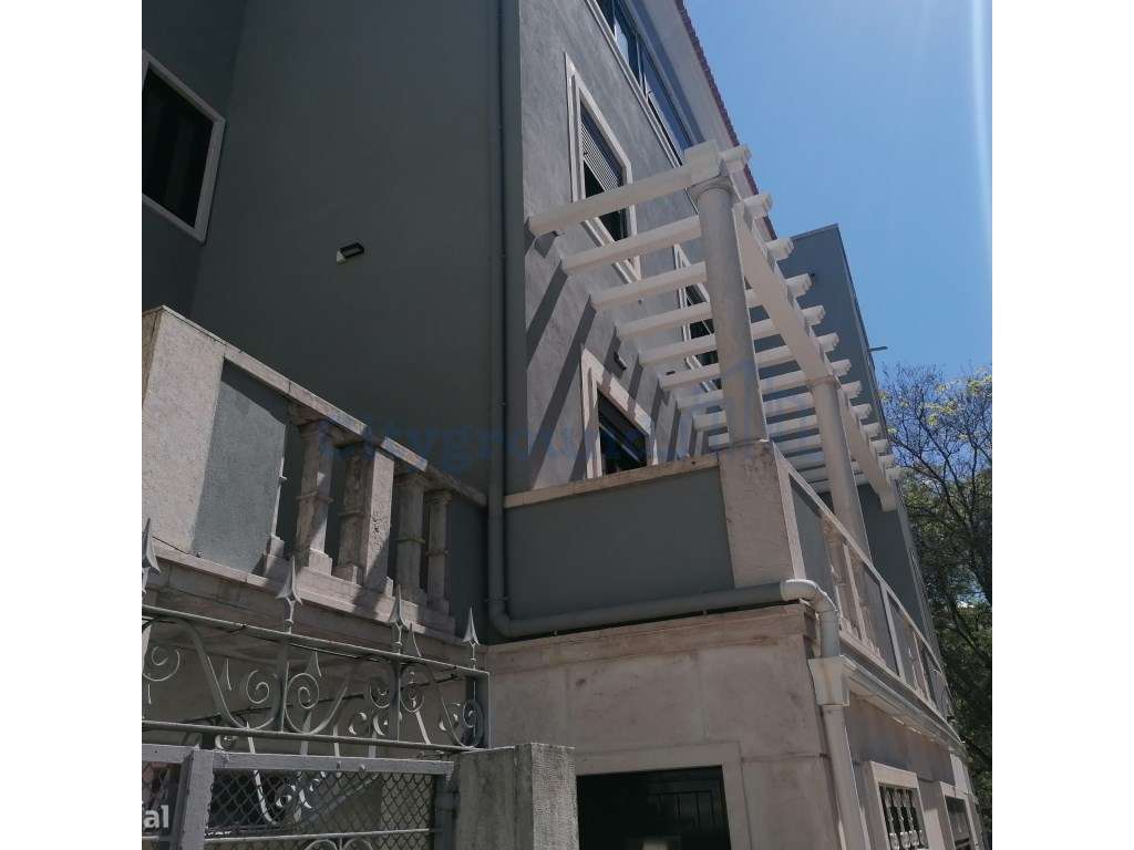 Prédio em Lisboa com rendimento-8