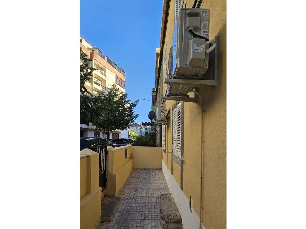 Moradia Remodelada com 4 Assoalhadas, Cacém, Sintra, Lisboa-21