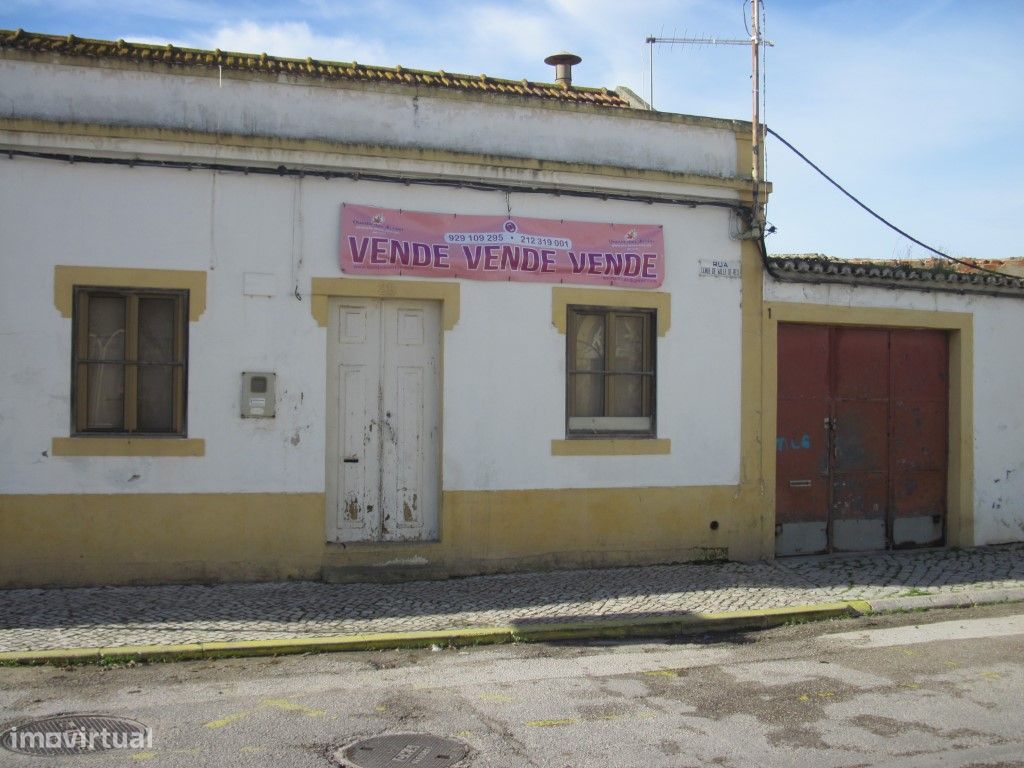 Moradia Térrea Com Quintal Arrecadação e Logradouro