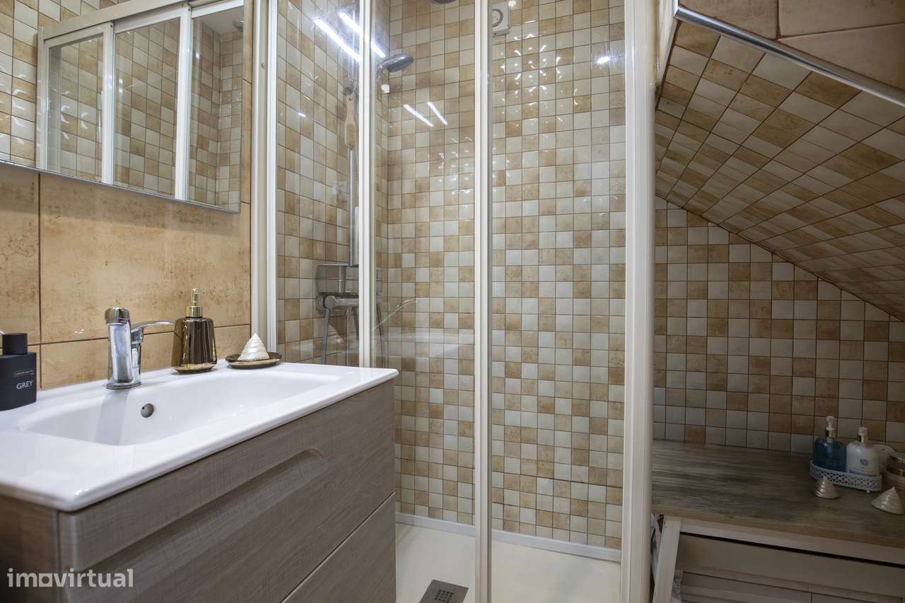 Prédio T2 na vila de Sesimbra a poucos metros da praia-14