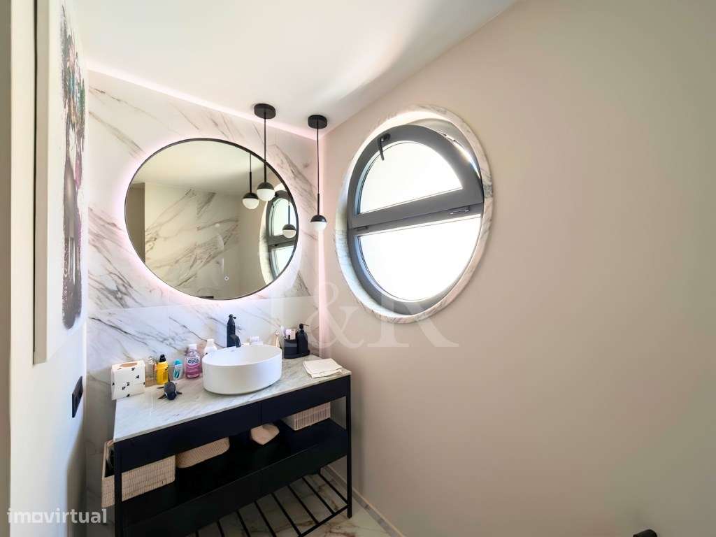 Moradia T3 renovada em condomínio com piscina no Estoril-17