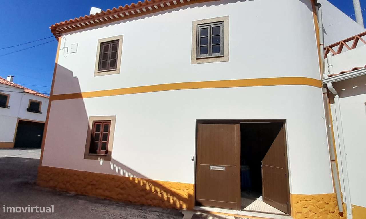 Moradia T4 ,Inserida numa zona rural, próxima de montanha e mar. - Grande imagem: 4/35