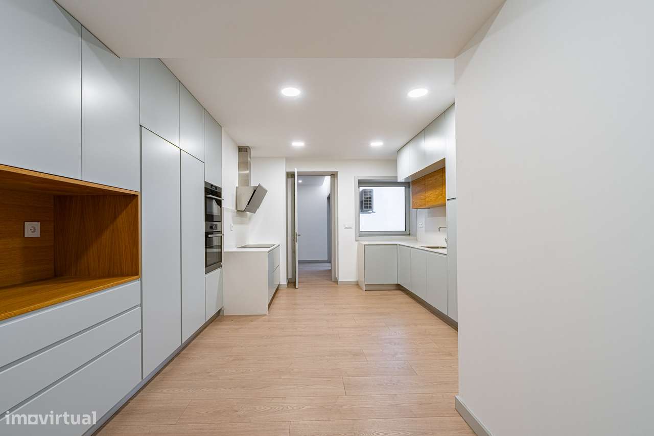 T4 amplo, 4 suites e estacionamento 4 carros – Marquês, Porto-11