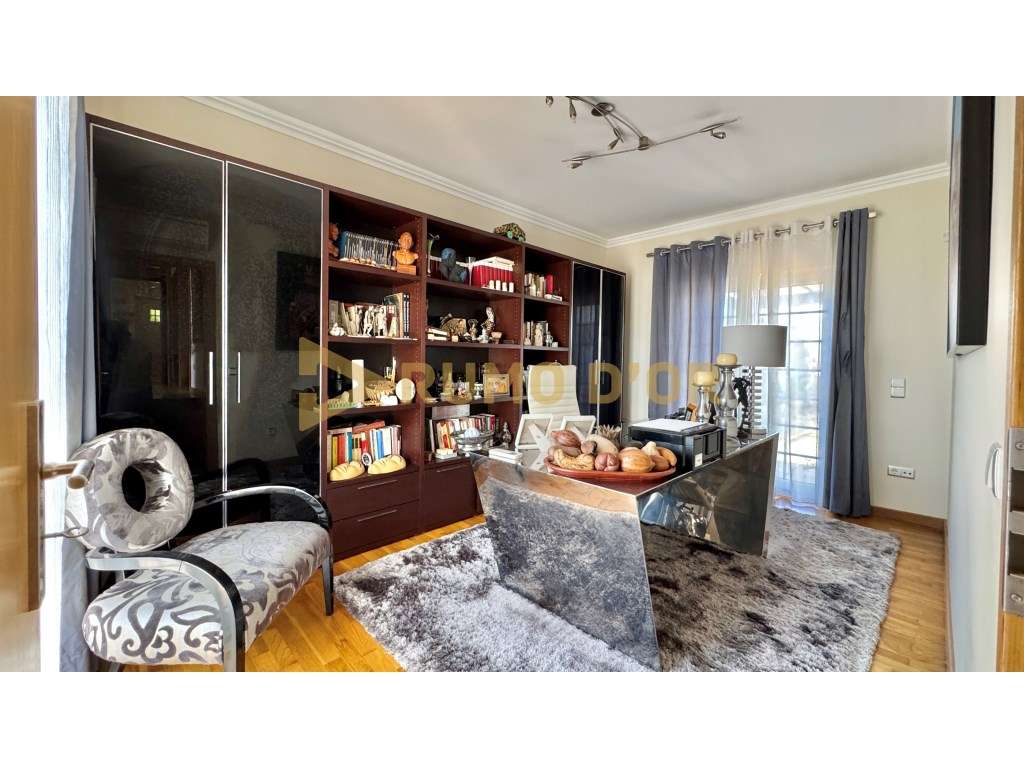 Viva com Conforto! Moradia T4 com Jardim e Espaço Exterior em Alenquer-4