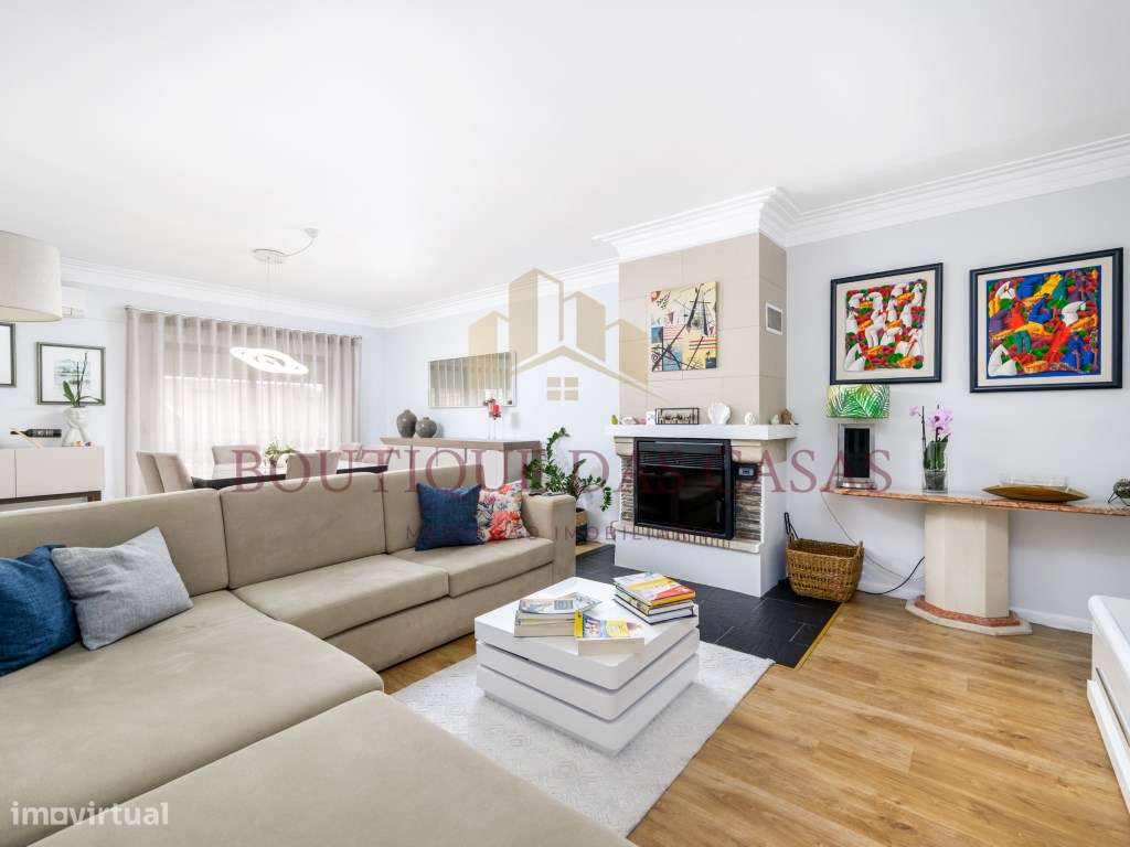 Apartamento T3 com Varanda e Box - Olival - Grande imagem: 2/25