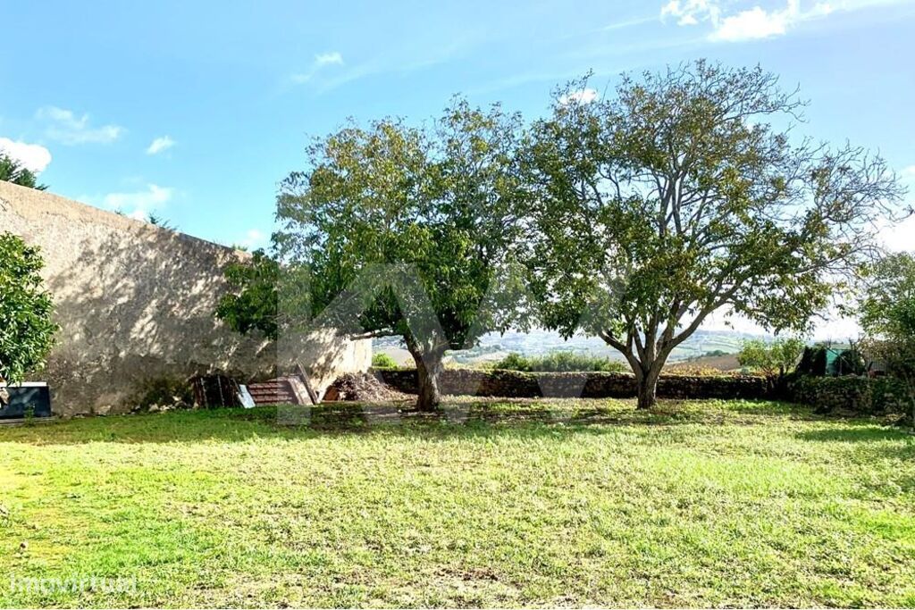 Terreno com 840m2 na aldeia da Ribaldeira, a 6 minutos de Torres Vedra