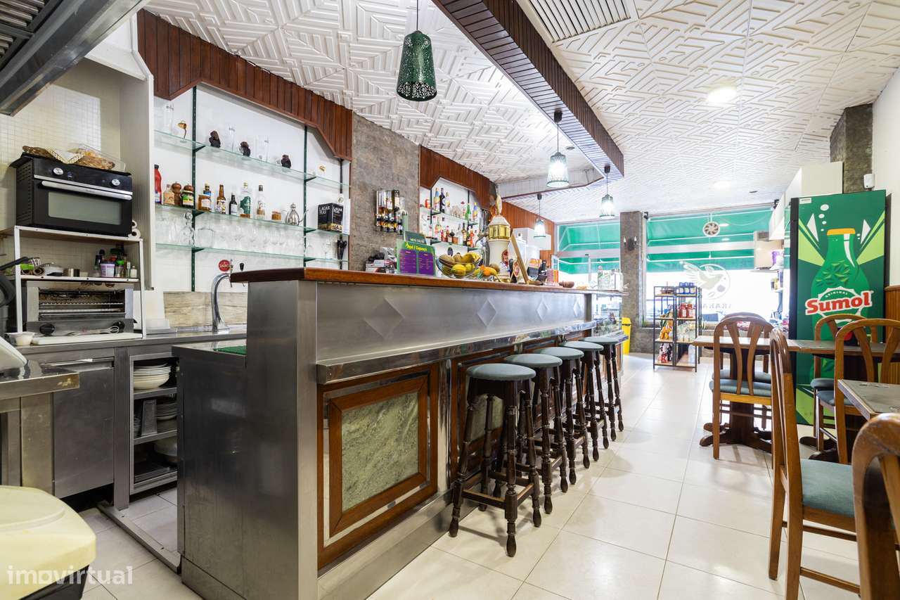 Investimento Garantido: Café/ Pastelaria em Plena Atividade em Paço de-2