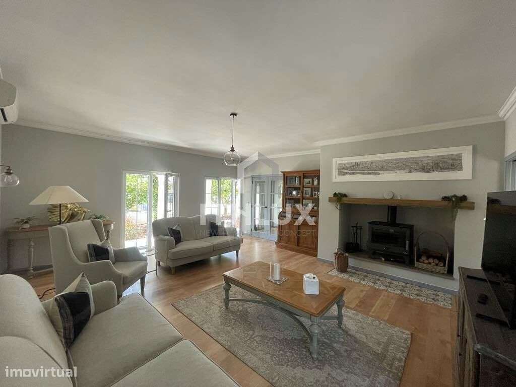 Villa de luxo impecavelmente apresentada com piscina e jardins em Tavi-6