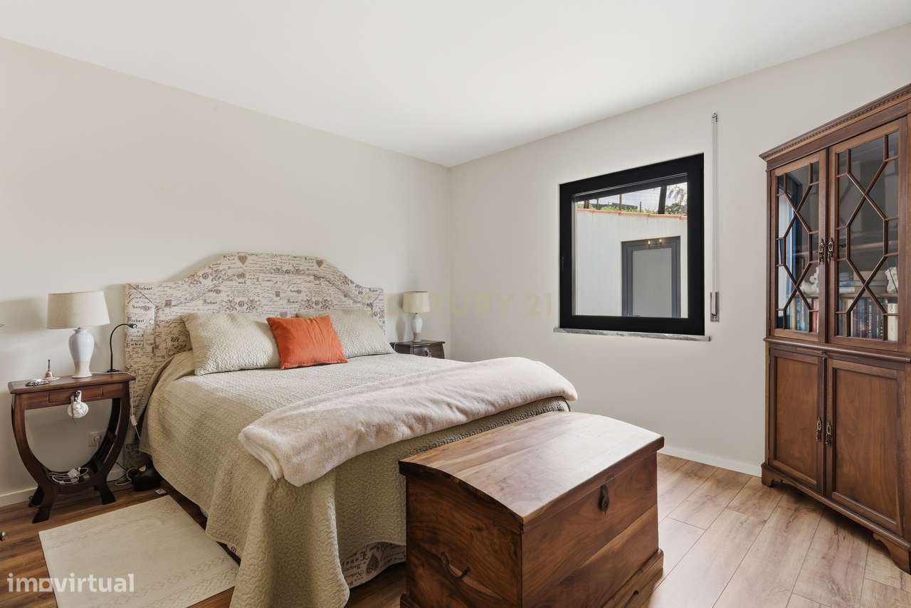 Quintinha T4 com edificação contemporânea no coração do Oeste, com ter-17