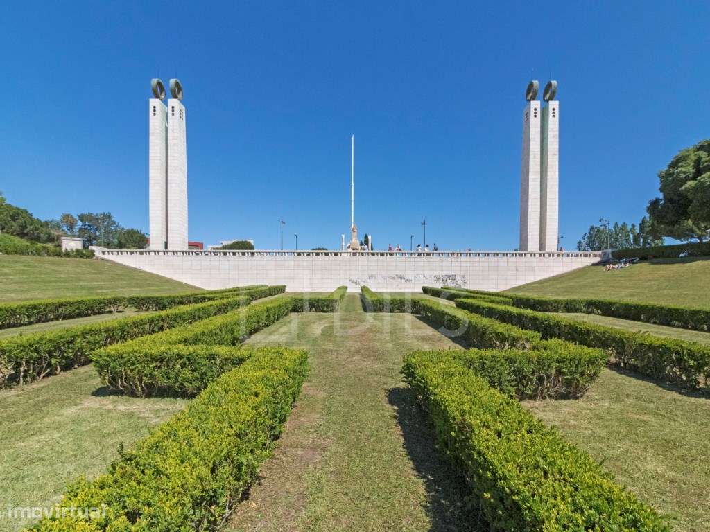 Penthouse T3 com varanda ampla e garagem privada, em Lisboa-37