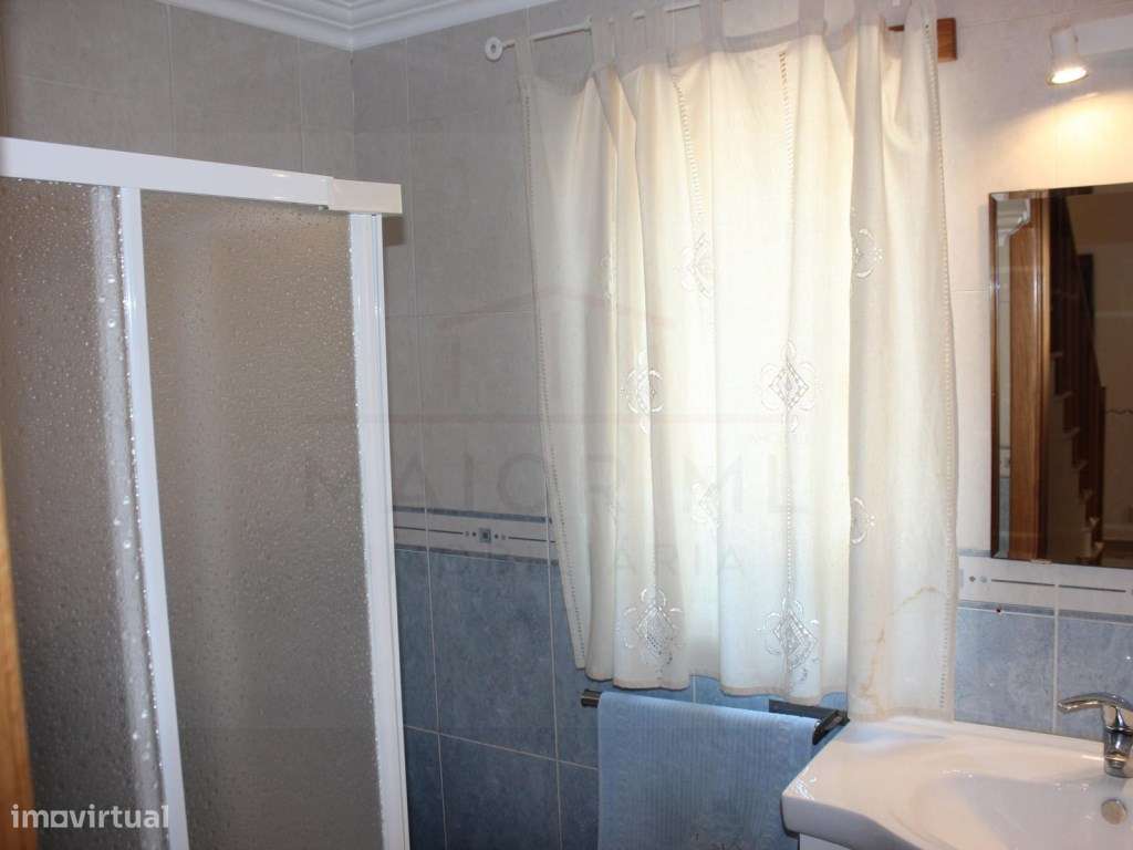 Moradia T5 com grandes áreas em zona muito tranquila de Rio Maior-14