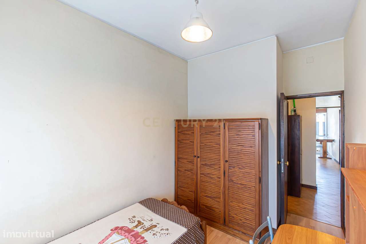 Apartamento T2+1 com Terraço na Prestigiada Rua da Alegria-16