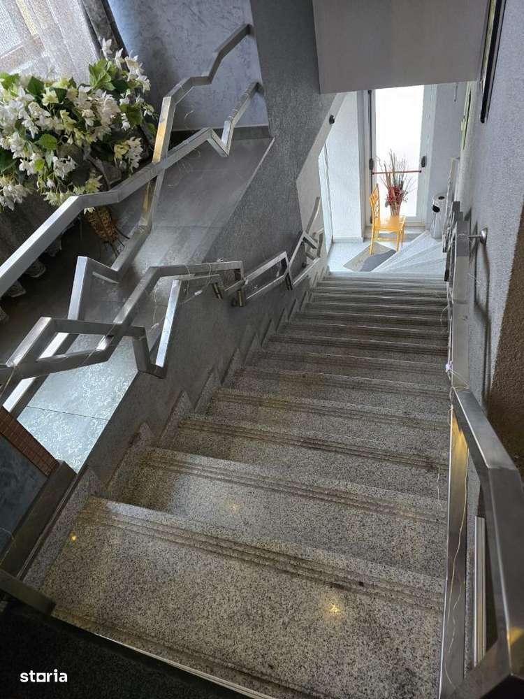 Vand / Inchiriez pensiune + spatii comerciale la parter - Imagine principală: 4/20