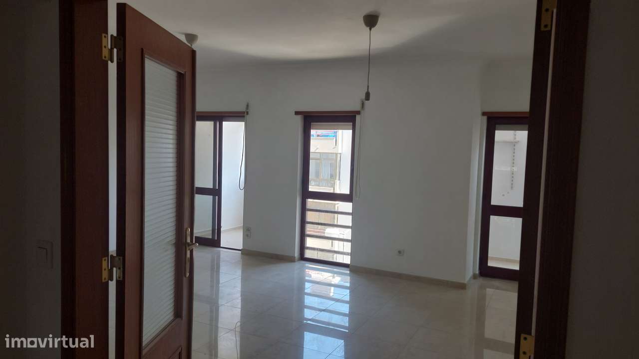 Apartamento T2 - Zona Nobre do Pragal, Almada - Grande imagem: 3/21