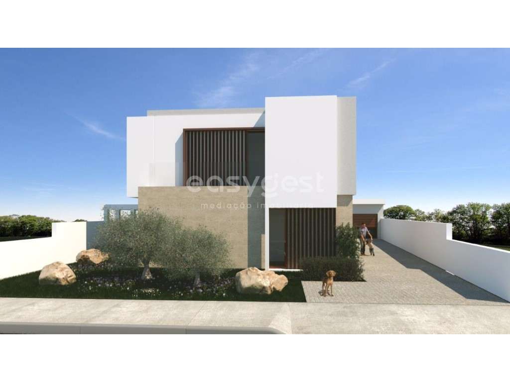 Moradia T4 independente situada na freguesia de Santa Joana - Grande imagem: 2/16