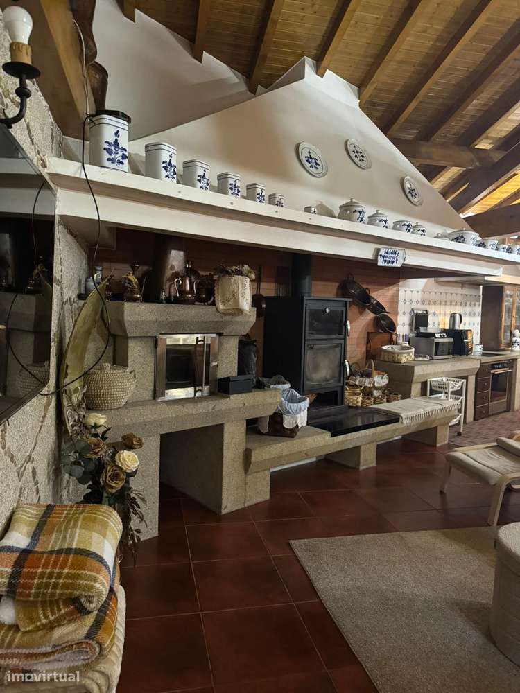 Moradia térrea T4 em pedra com 386m2 e terreno com 6.000m2, anexos.-21