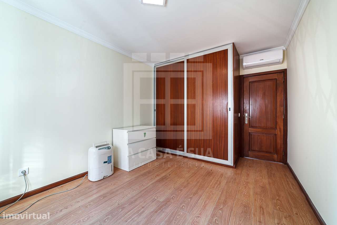 Apartamento T2 renovado em Mafamude no centro de Gaia-9