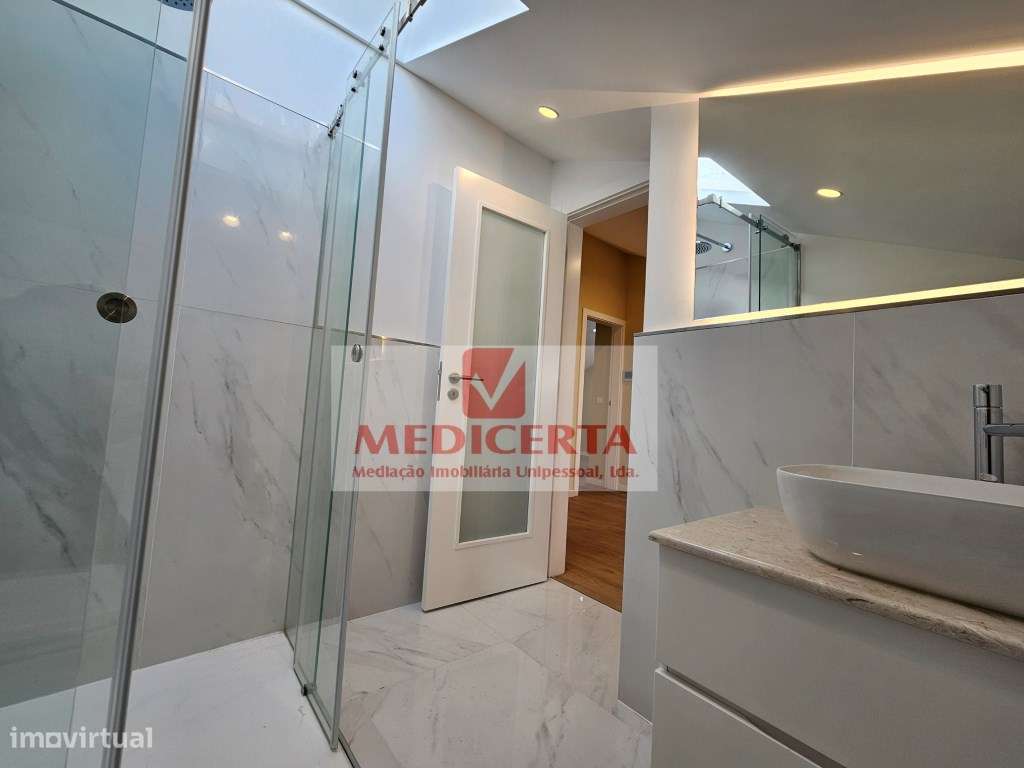 Massamá - Centro T3 Duplex(140m2) Totalmente remodelado-11