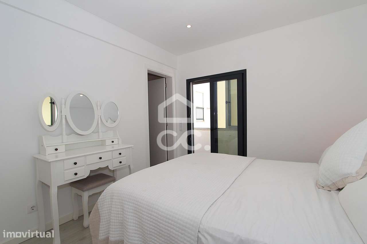 Apartamento T3 Renovado com Vista Mar e Terraço em Armação de Pêra-28