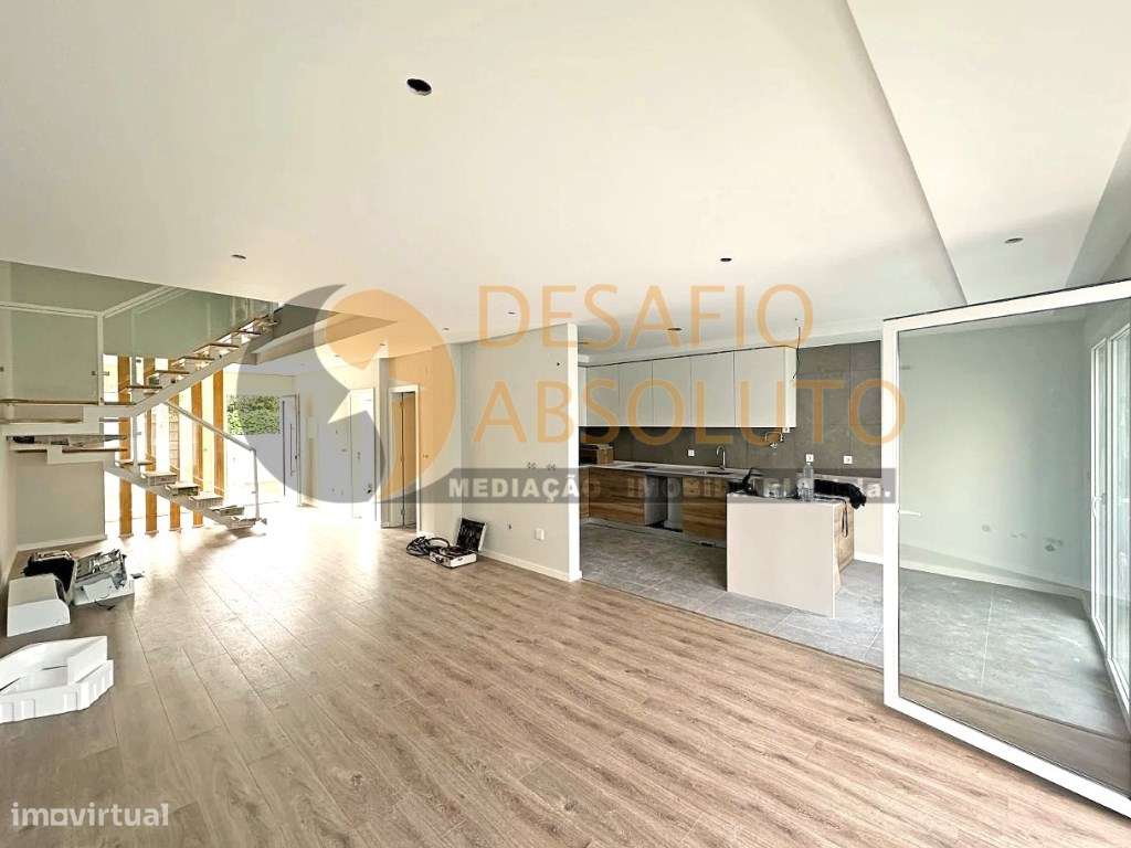 Moradia Geminada T4, 3 Suites c/ Piscina. Fernão Ferro - Grande imagem: 4/16