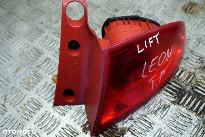 LAMPA TYLNA PRAWA LEON II 1P1 LIFT  SEAT 2009-2012 - 2