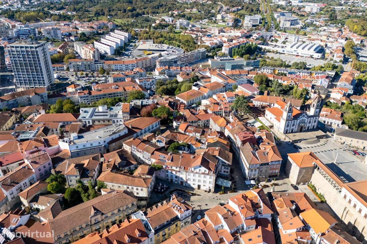 Prédio/Hotel | Praça D. Duarte | 12 quartos | 3 salões | 1 loja - Grande imagem: 2/60