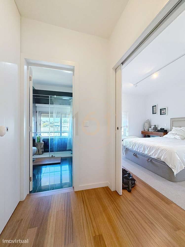 Apartamento T4 Duplex com Terraço e 4 Lugares de Garagem, com Possibil-25