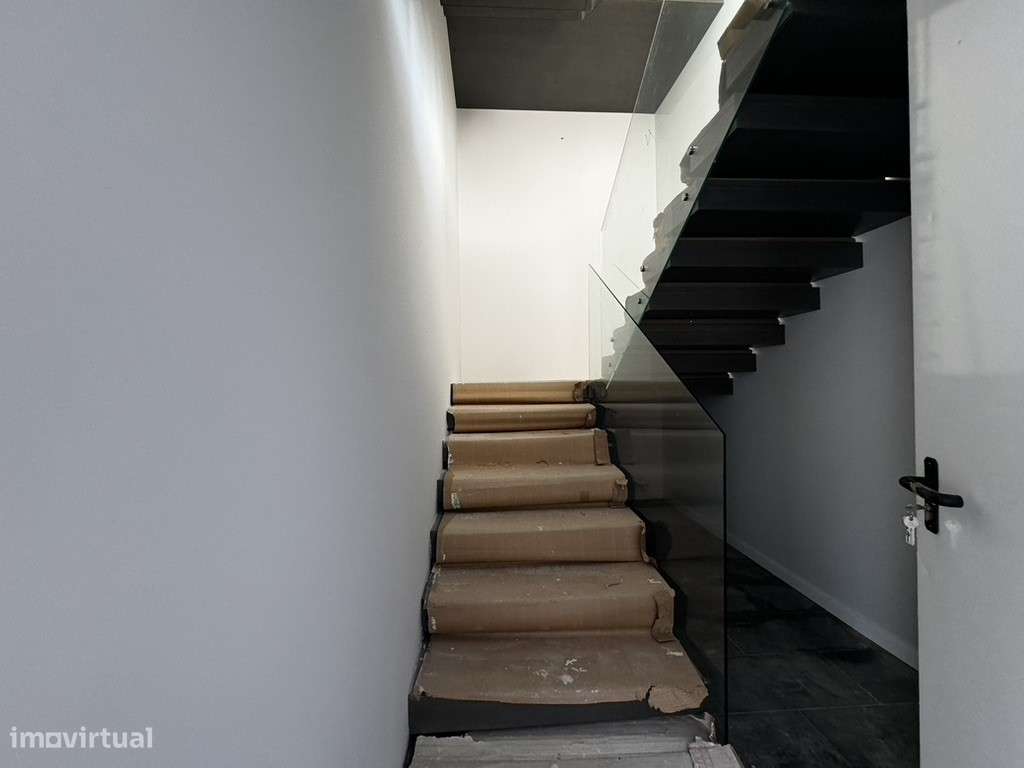 Moradia com 3 Suites, Garagem, Logradouro, Churrasqueira e Piscina-8