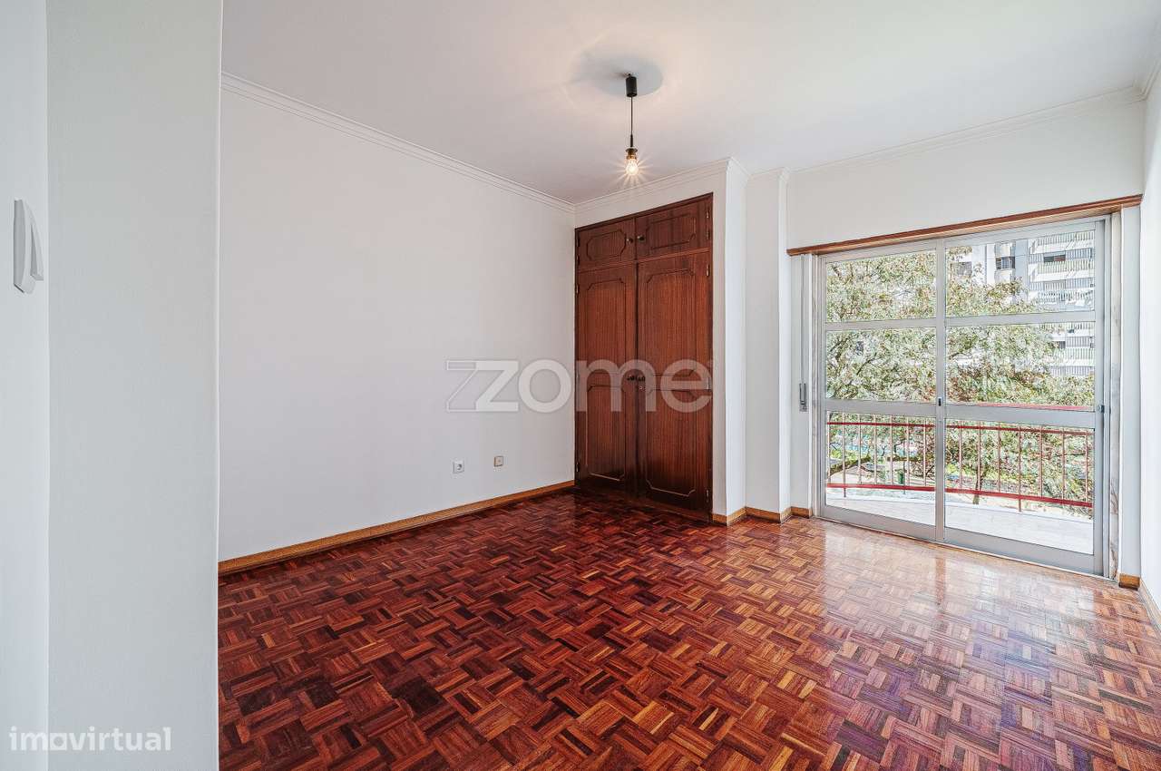 Apartamento T2 na Tapada das Mercês-15