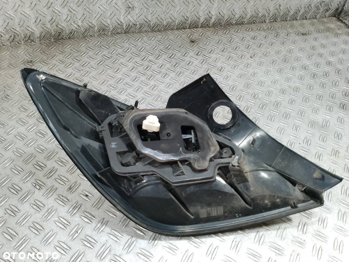 LAMPA TYLNA PRAWA OPEL ASTRA H 24451834 HATCHBACK - 3