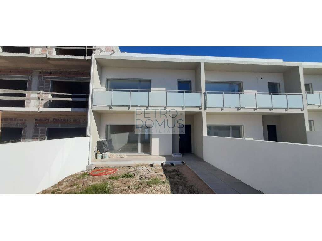 MORADIA T4+SÓTÃO AMPLO COM 50 m2 - CASAL DOS MATOS-0