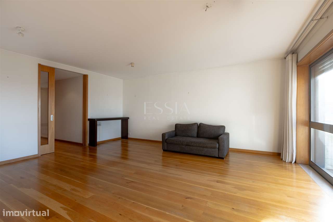 Apartamento T3+1 com Varanda e Dois Lugares de Garagem - Grande imagem: 4/35