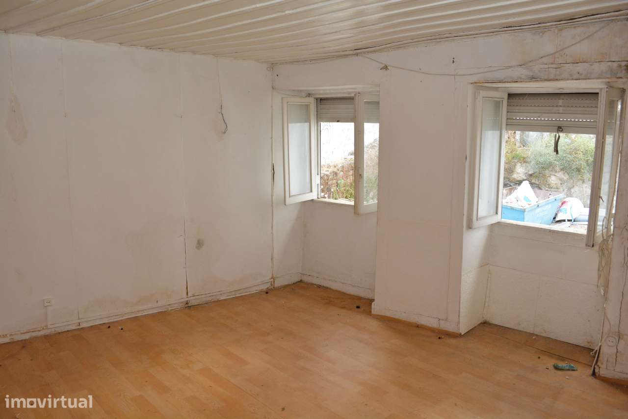 Moradia T4 com amplas áreas e localização privilegiada - Grande imagem: 4/11