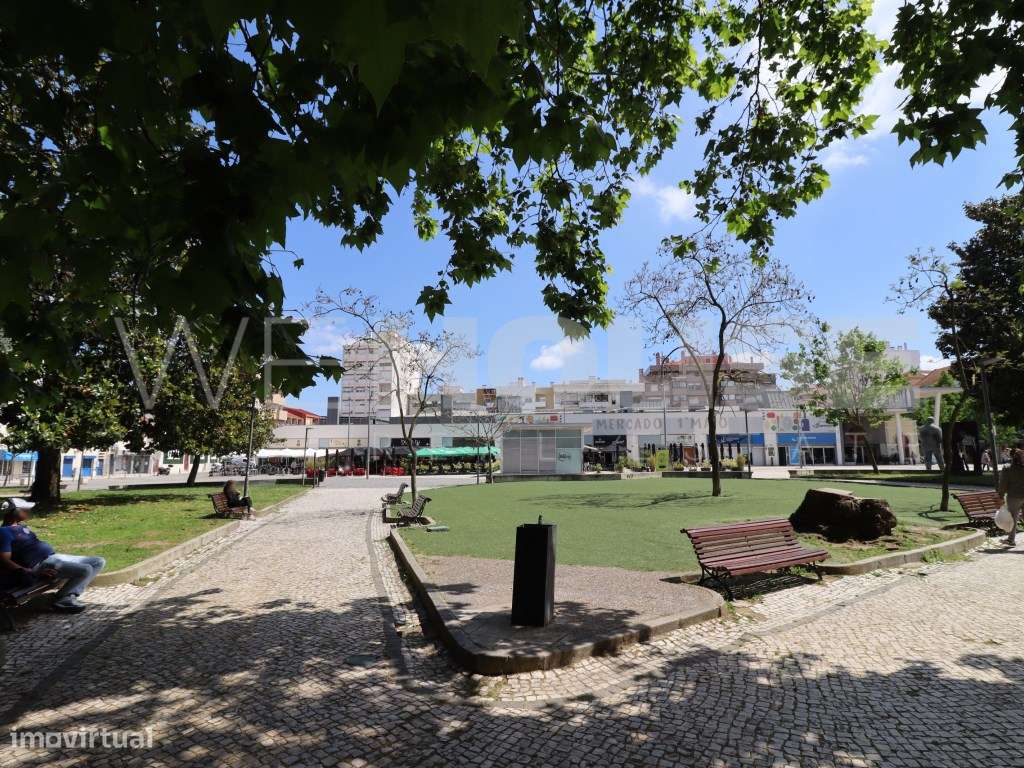 Prédio com 3 andares independentes no centro do Barreiro - frente a...-12