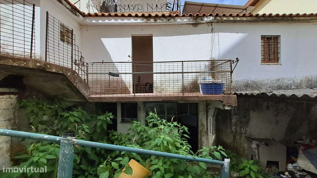 Moradia T6 para reconstrução- Santa Clara, Coimbra-1