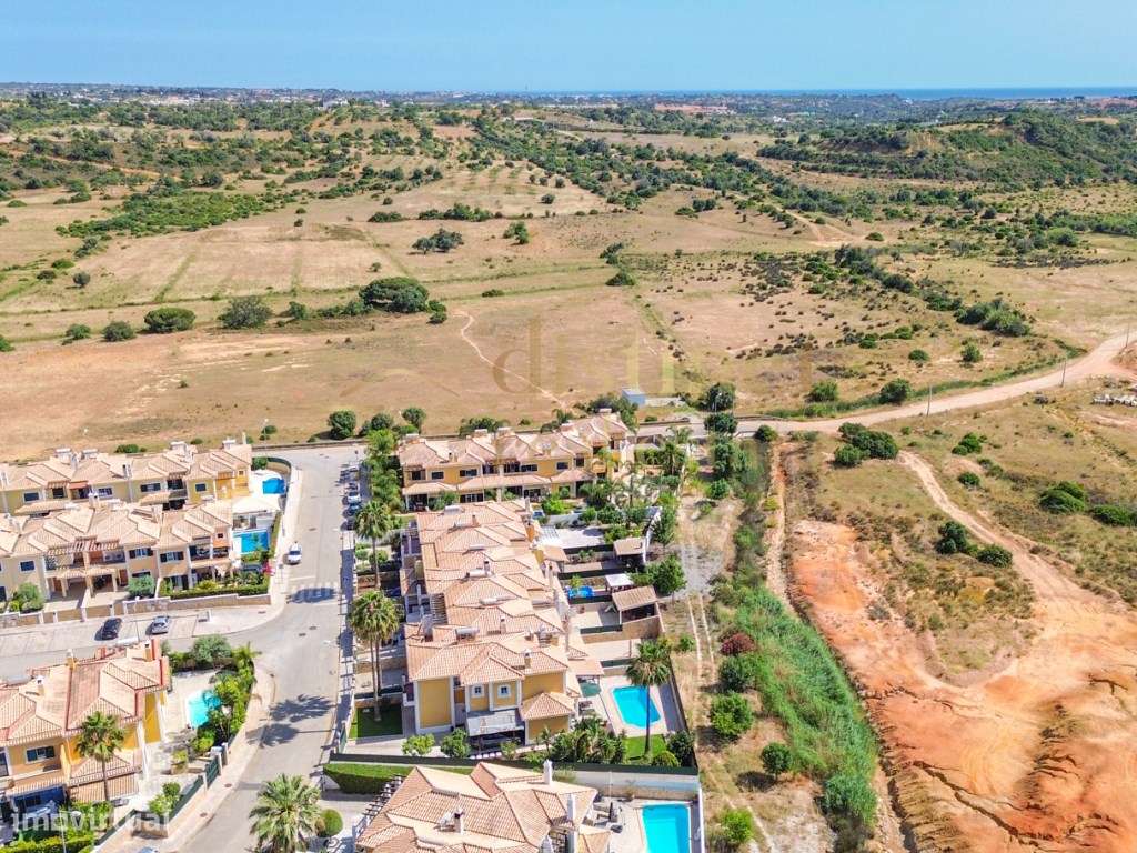 FANTÁSTICA/MORADIA EM BANDA/COM 4 QUARTOS/JARDIM & PISCINA/A APENAS...-37