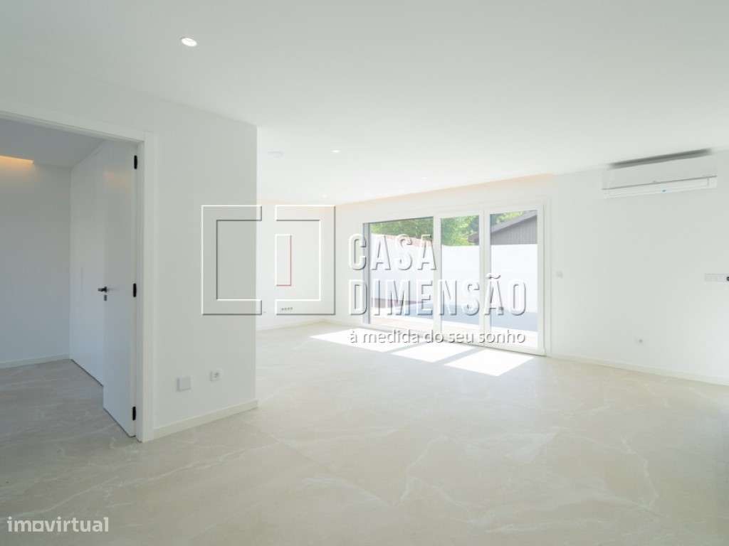 Moradia isolada de Arquitectura Moderna de tipologia T4 na zona da ... - Grande imagem: 4/60