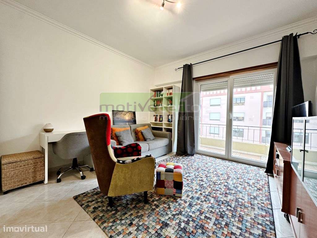 T2 Luminoso no Cacém com Varanda. Perto da Escola Secundária Gama B...-0