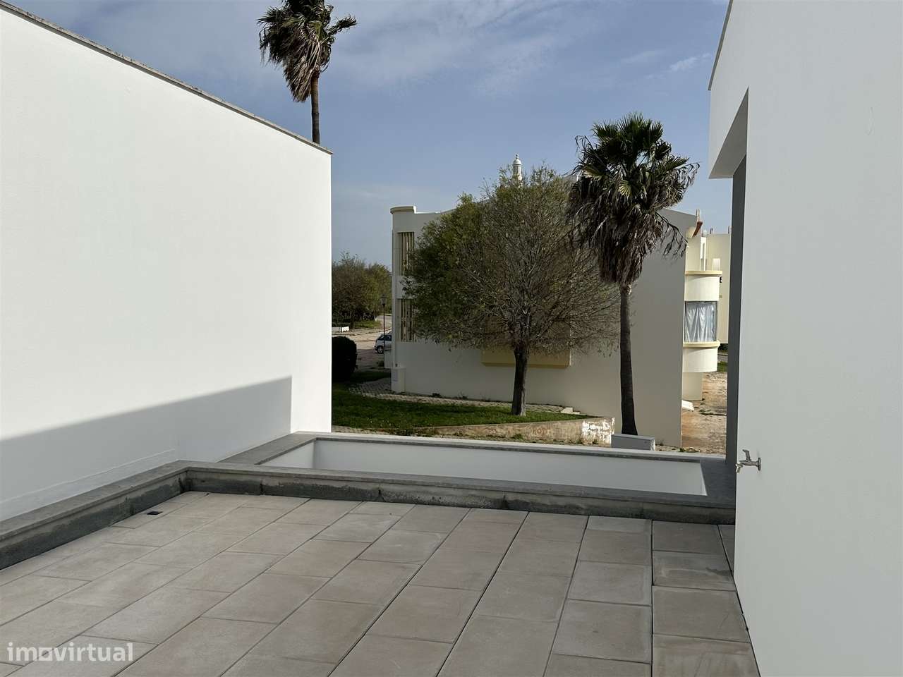 Moradia Unifamiliar de Luxo com Piscina e Jardim-31