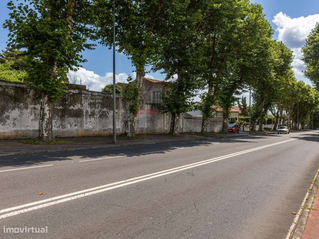Moradia inserida em terreno de 569m2, Ponta Delgada Ilha de São Miguel-23