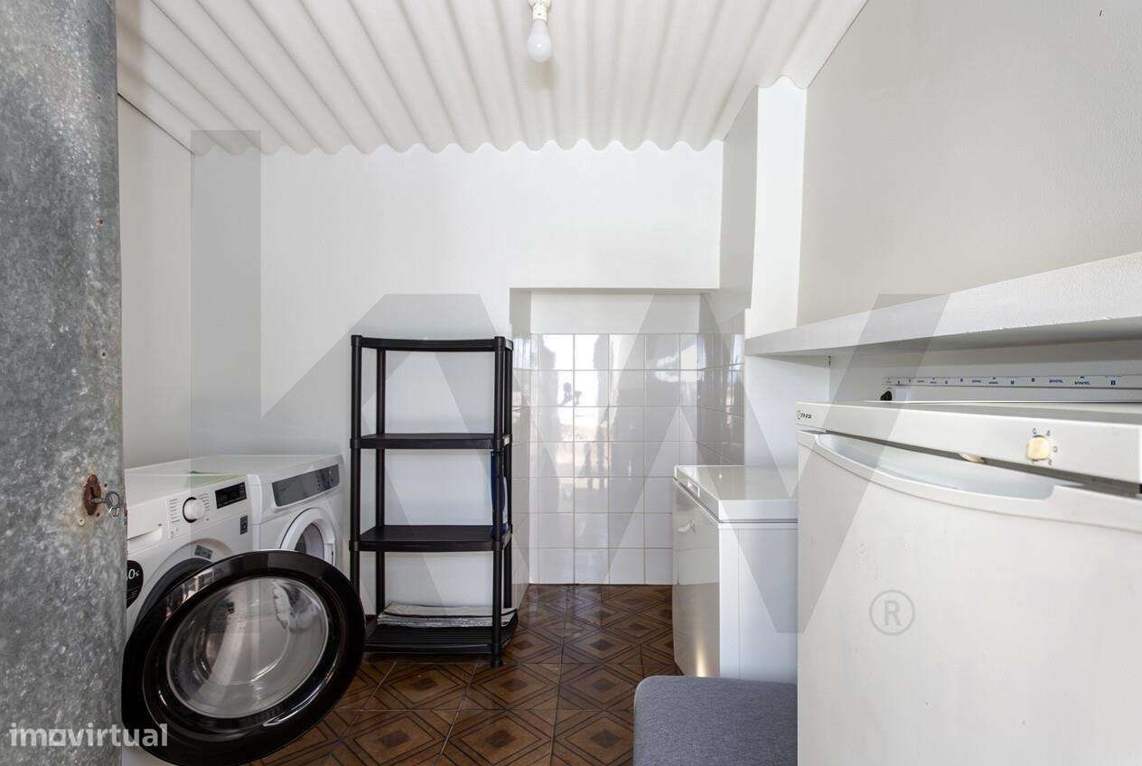 Moradia T2  com Garagem  e anexos inserida num lote de 1500 m2 de ter-26