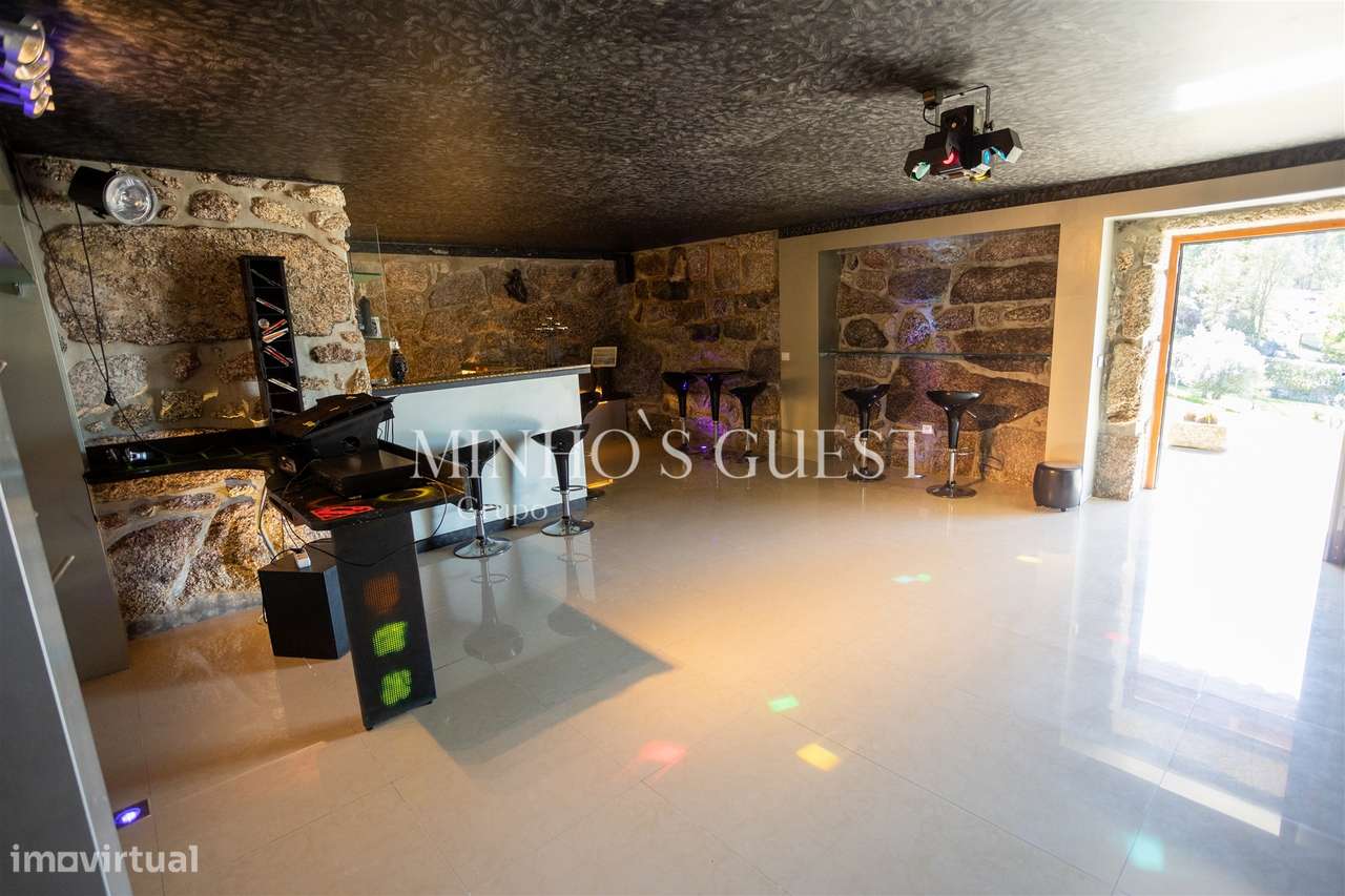 Moradia V4 de Luxo (650m2) Implantada em Terreno de 12500m2 - Souto, G-28