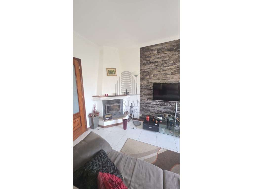 Apartamento T3 no Centro de Canelas - Uma Oportunidade Imperdível!-5